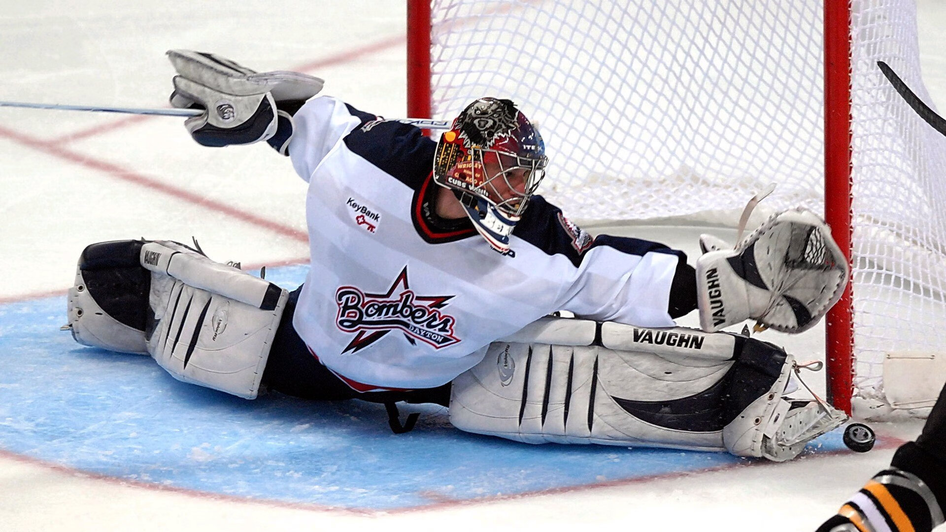 “羽毛球选手超常发挥，简阳文体中心赛场火爆”